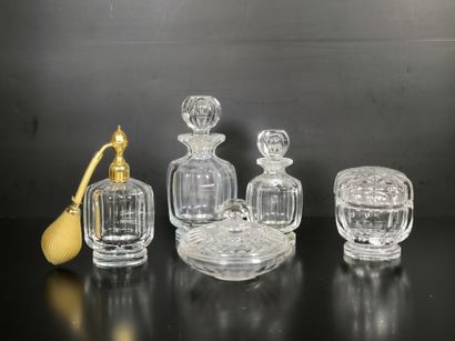 BACCARAT. 5 pièces de toilette en cristal...