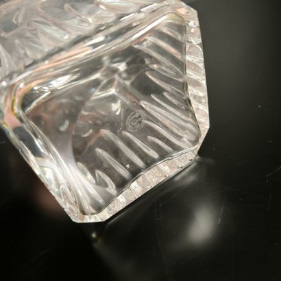 BACCARAT. Carafe à whisky en cristal taillé....