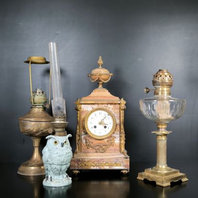 Lot: pendule en onyx style Louis XVI, lampe...
