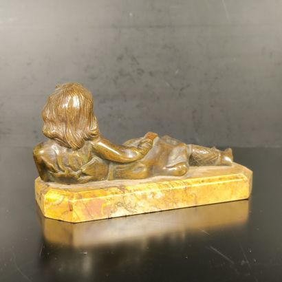 Jeune fille couchée. Bronze, socle en marbre....