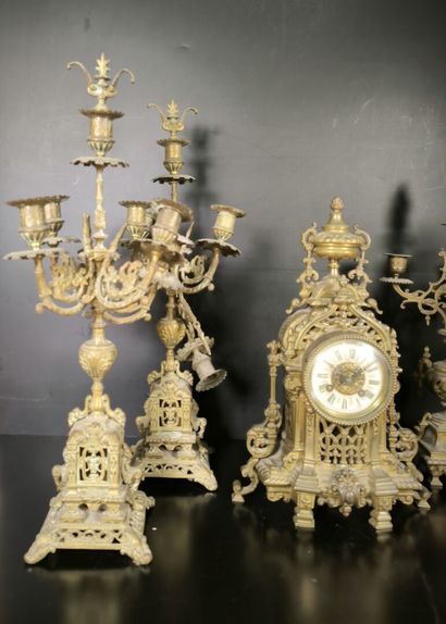 Garniture de cheminée en bronze doré, comprenant...