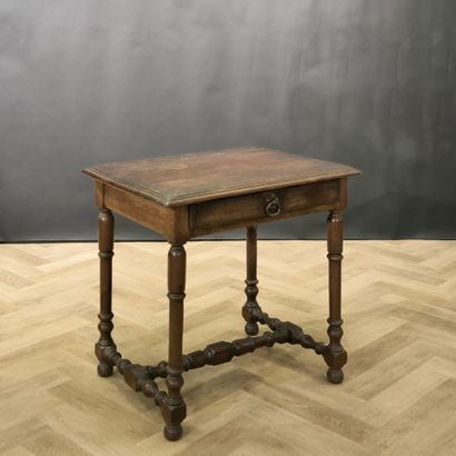 Table en bois naturel, un tiroir en ceinture,...