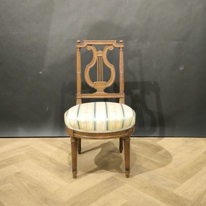Chaise en bois naturel mouluré et sculpté,...