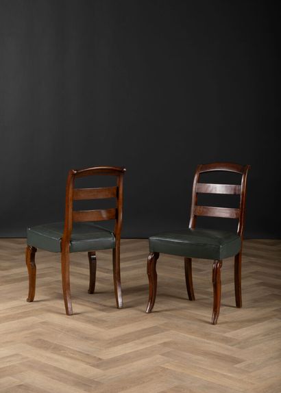 Suite de dix chaises en noyer teinté, à dossier...