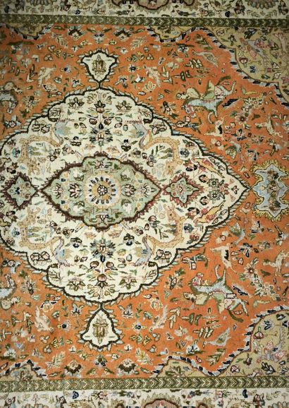 Important tapis d'Orient en laine, décor...