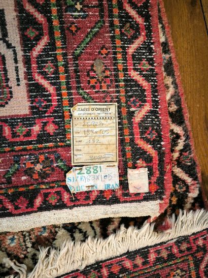Tapis d'Orient à fond beige et bordure saumon....