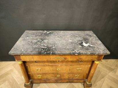 Commode en acajou et placage d'acajou, ouvrant...