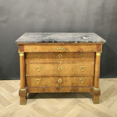 Commode en acajou et placage d'acajou, ouvrant...