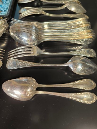 Ensemble en métal argenté: 12 couverts modèle...