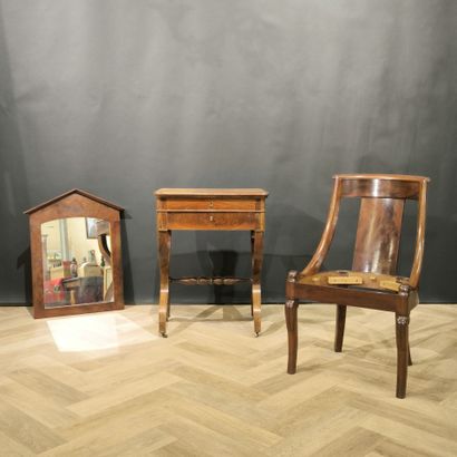 Lot :
- Table travailleuse en acajou et placage...