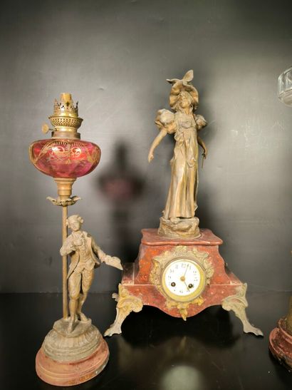 Lot: pendule en marbre rouge et jeune femme...