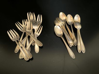 Ménagère de couverts en métal argenté à filets:...