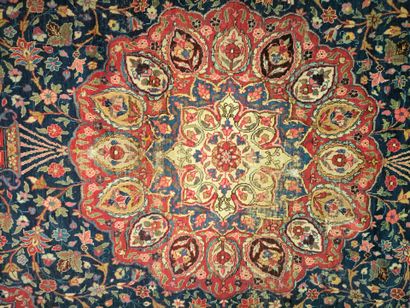 Important tapis d'Iran à médaillon, fond...