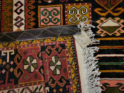 ORIENT. Tapis à médaillons à fond marron...