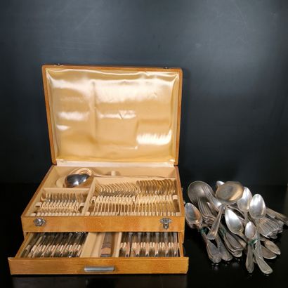 Ménagère de couverts en métal argenté époque...