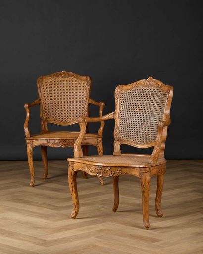 Paire de fauteuils cabriolet cannés en noyer...