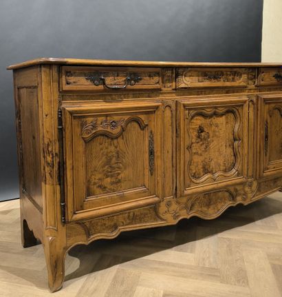 Grand buffet bressan en bois naturel sculpté...