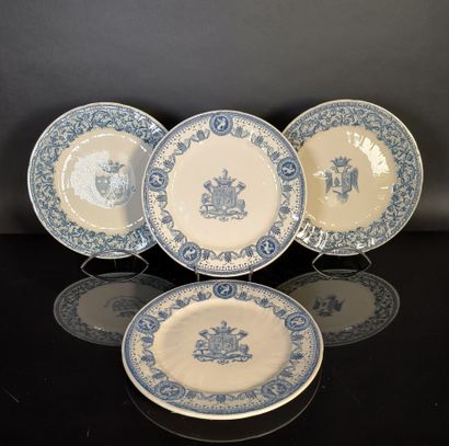 GIEN. Suite de 4 assiettes en faïence fine...