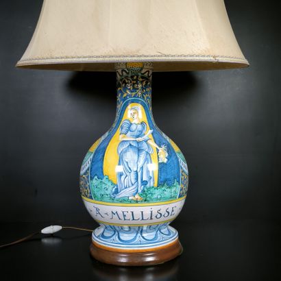 Vase en majolique, décor polychrome: Judith...