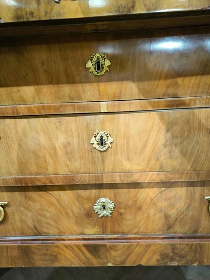 Commode en acajou et placage d'acajou, ouvrant...
