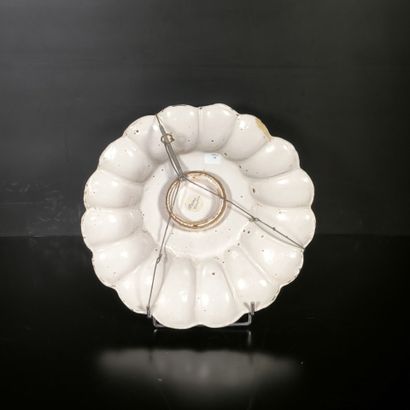 NEVERS XVIIème siècle. Plat rond sur talon...