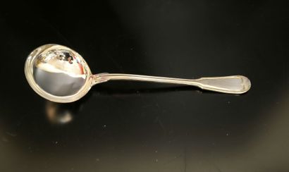 Ménagère de couverts en métal argenté à filets:...