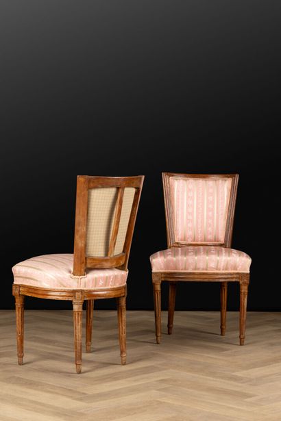 Paire de chaises en bois naturel mouluré...