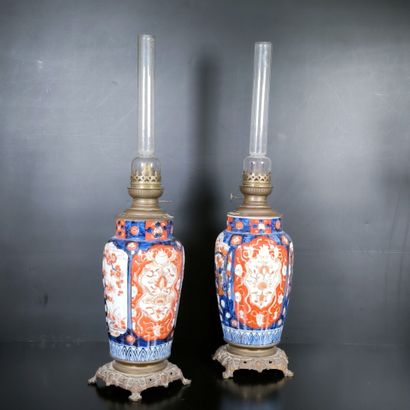 JAPON - Imari. Paire de vases en porcelaine,...