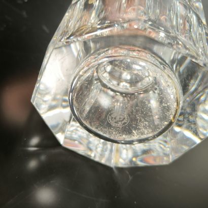 BACCARAT. Vase en cristal taillé à pans....