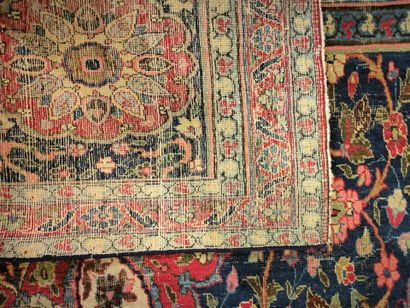 Important tapis d'Iran à médaillon, fond...