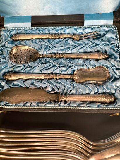 Ensemble en métal argenté: 12 couverts modèle...