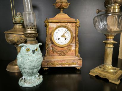 Lot: pendule en onyx style Louis XVI, lampe...