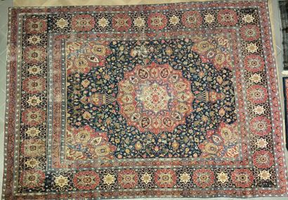 Important tapis d'Iran à médaillon, fond...