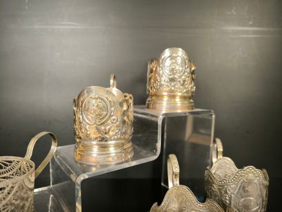 7 montures de tasses russes en métal argenté,...