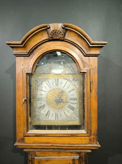 Horloge de parquet en chêne, à décor sculpté...