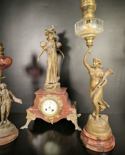 Lot: pendule en marbre rouge et jeune femme...