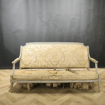 Mobilier de salon en bois peint gris, époque...