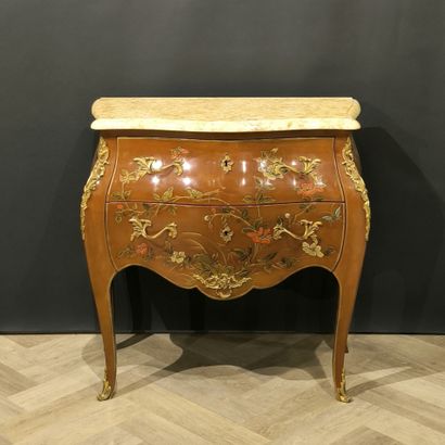 Petite commode sauteuse en bois laqué capucine,...