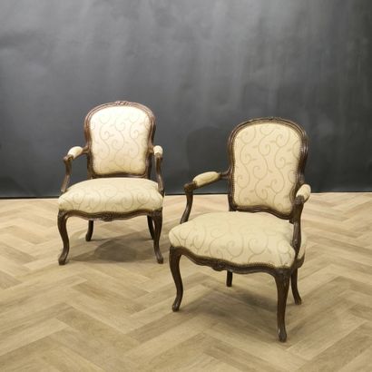 Paire de fauteuils en bois naturel, sculpté,...