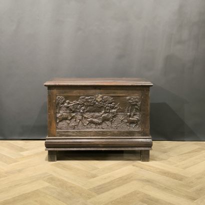 Petit coffre en chêne sculpté sur trois panneaux...