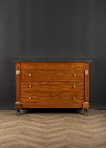 Commode en acajou et placage d'acajou ouvrant...