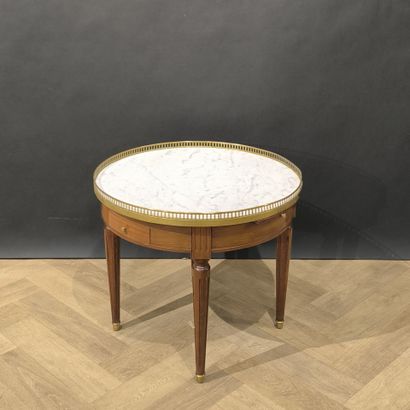 Table bouillotte en acajou et placage d'acajou...
