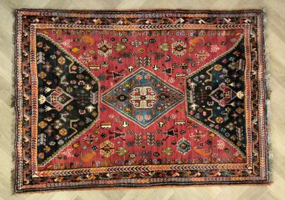 ORIENT. Tapis à fond rouge et marine. 175...