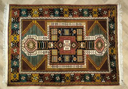 ORIENT. Tapis à médaillons à fond marron...