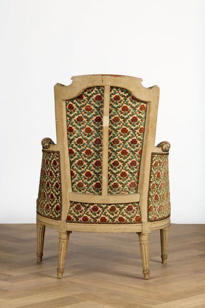 Bergère cabriolet en bois mouluré et sculpté...