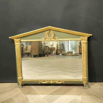 . Miroir en bois peint vert et doré, à décor...
