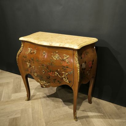 Petite commode sauteuse en bois laqué capucine,...