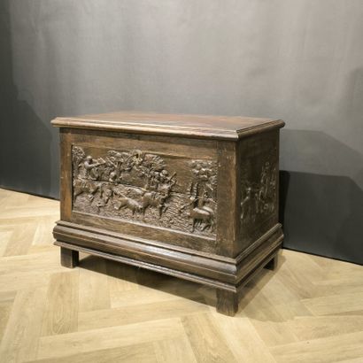 Petit coffre en chêne sculpté sur trois panneaux...