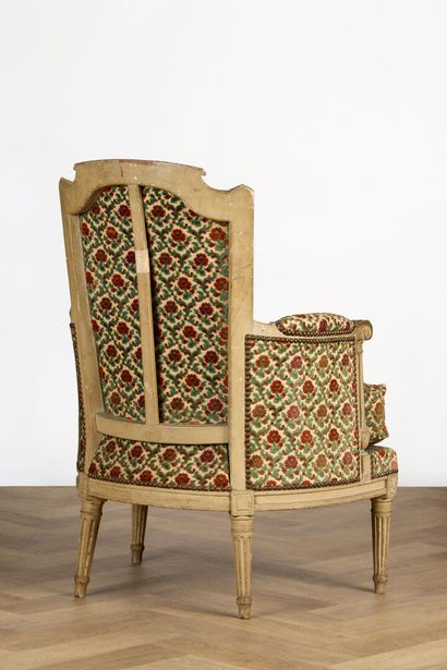 Bergère cabriolet en bois mouluré et sculpté...