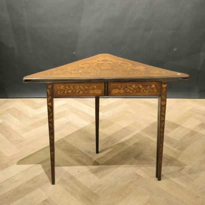 Table à jeu formant console en bois de placage...